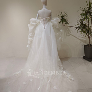Vestidos de Novia Modernos LY150 con Encaje, Cristales y Bordados, Estilo Sirena con Cola de Capilla - Product Image 2