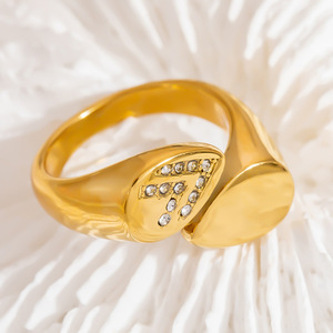 Bague en or plaqué avec lettres et pavé de diamants, bijou pour l'index, cadeau unisexe - Product Image 4