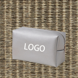 Bolsa de cosméticos a rayas de gran capacidad Estuche de maquillaje de cuero de moda con logotipo de cremallera Malla impresa para viajes - Product Image 3