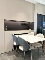 Meuble buffet compact sans poignée sur mesure avec banc intégré pour petit appartement et petit-déjeuner