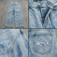 Jeans Rectos de Hombre Personalizados, Azul Claro Lavado, Cintura Alta, Corte Holgado, con Costuras Curvas y Bordado de Esqueleto de Pez en el Bolsillo Trasero