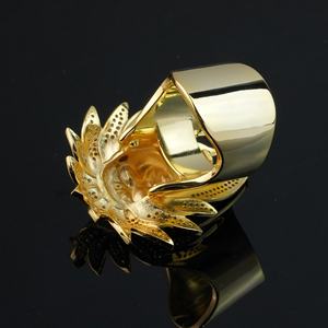 Usine de bijoux OEM : Bagues pavées de zircone cubique (CZ) plaquées or 14 carats, motifs égyptiens, bague de doigt personnalisable avec motif cigare, bijoux sur mesure - Product Image 2