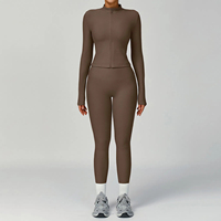Ensemble de sport respirant pour femme : veste zippée slim fit et legging taille moyenne, idéal pour le yoga et la gym