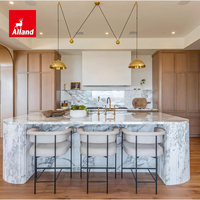Meuble de cuisine Alland Japandi en placage de chêne blanc avec îlot en marbre cannelé courbé en cascade pour les constructeurs résidentiels américains