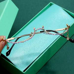 Nouvelles Lunettes de Soleil de Luxe 2021 pour Femme, Monture Demi-Cerclée en Alliage Or et Argent, avec Chaîne et Strass, Idéales pour les Fêtes - Product Image 1