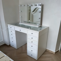 Commode de rangement moderne en bois blanc pour usage commercial, avec miroir éclairé par LED, idéale pour robes de mariée et maquillage, et table console.