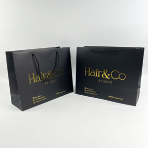 Bolsas de regalo de papel negro personalizadas de lujo con logo en lámina dorada, bolsas de compras para minoristas, para empaquetar productos de belleza y peluquería. - Product Image 6