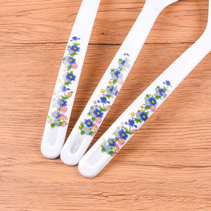 Cuillère de service en mélamine à motif floral avec long manche pour les fêtes d'adultes et l'usage domestique - Product Image 4