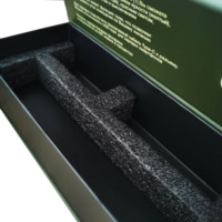 Boîte d'emballage en carton rigide magnétique écologique personnalisée pour lampe torche, avec revêtement UV, gaufrage et insert en mousse recyclable 20*8.5*5 CM