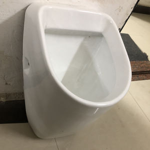 Toilettes pour hommes dans l'hôtel avec urinoirs muraux et urinoirs suspendus en céramique blanche simple - Product Image 6