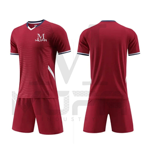 Uniforme de fútbol transpirable de talla grande al por mayor para adultos poliéster sostenible con logotipo personalizado e impresión de nombre - Product Image 1