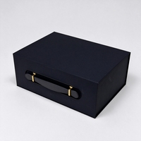 Boîte cadeau de style valise noire, boîte d'emballage en carton rigide avec poignée pour femmes, sac à main en cuir de luxe OEM ODM