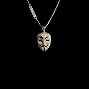 Colgante con diseño inspirado en la máscara de Guy Fawkes en acabado dorado antiguo que simboliza la rebeldía, la libertad y el proteste histórico icónico. - Product Image 3