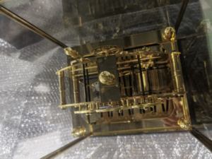 Reloj de escape de latón dorado de 24K con riel en zigzag de los años 20, cadena de fusibles de bola rodante de Congreve, fase lunar visible y plataforma, con cajón - Product Image 5