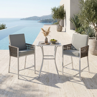 Ensemble bistrot d'extérieur en osier 3 pièces avec table à structure en acier et coussins en polyester, ensemble de bar haut pour balcon