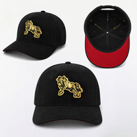 Casquette de baseball sportive noire à 5 panneaux en daim avec logo brodé 3D personnalisé, patch métallique cheval et visière rouge