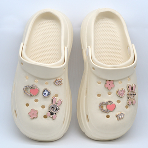 Accessoires de chaussures DIY roses pour sabots de jardin, décorations détachables, motifs lapin, fleur, cœur, pour sandales <span class=keywords><strong>femme</strong></span>, directement de l'usine - Product Image 4