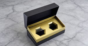 Boîte cadeau à deux compartiments en carton rigide noir avec insert en papier doré, design haut de gamme écologique, fermeture magnétique, découpe. - Product Image 3