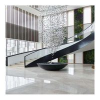 Escalier moderne en acier et bois à double poutre courbée avec garde-corps en verre pour appartement et hall, écologique