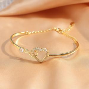 Regali per la mia figlia: Braccialetti a cuore infinito con scritta 'Per sempre collegati' e 'Amore infinito per sempre' da parte della mamma. Regalo ispiratore. - Product Image 1