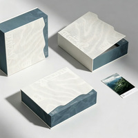 Coffret Cadeau de Luxe Personnalisé avec Livre Photo, Matériaux Recyclés, Boîte Rigide Texturée Gaufrée UV Blanche, Design d'Emballage Bleu-Vert, Art Chinois
