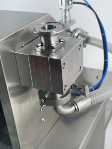 Machine de remplissage semi-automatique verticale à pompe à engrenages servo, à tête unique, pour produits visqueux (shampoing, gommage, revitalisant) avec trémie - Product Image 5