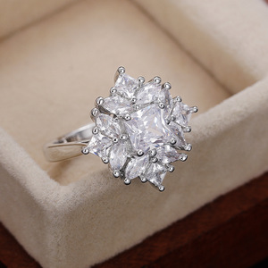 Anello di fidanzamento con pavé floreale per donna, elegante gioiello da dito per feste - Product Image 3