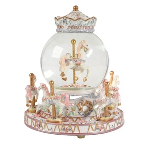 Globe à neige en résine avec carrousel romantique de Noël8 - Product Image 6