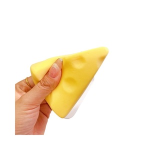 Le même style de jouet anti-stress en forme de fromage triangulaire, doux et mou, à ressort lent, amusant à pincer, simulation alimentaire. - Product Image 5