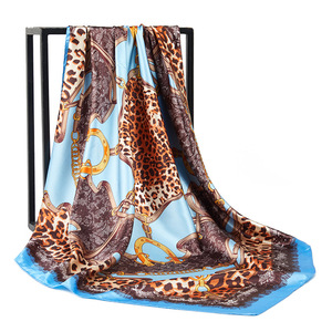 <span class=keywords><strong>Sciarpa</strong></span> stampata alla moda 2023 per <span class=keywords><strong>donna</strong></span> foulard in raso di seta di lusso sciarpe floreali leopardo Vintage Bandana su misura femminile - Product Image 3