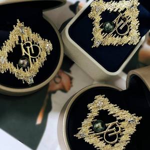 Broche de Letra con Simetría Geométrica, Diseño Cuadrado, Estilo Tahitiano, Decoración Floral para el Pecho, Venta al por Mayor y al Detal - Product Image 1