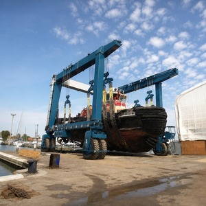Lève-bateaux marin fiable de 50 à 200 tonnes pour travaux d'entretien de raccordements traversants de coque, avec conception robuste de qualité marine - Product Image 4