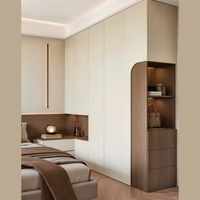 Système de dressing sur mesure pour toute la maison avec un grand espace de rangement et une table de chevet d'angle