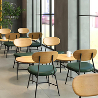 Modernes, individuell anpassbares, umweltfreundliches und langlebiges Restaurant-Möbelset: Holztische für Cafés, grüne Leder-Sitzbänke und passende Holzmöbel