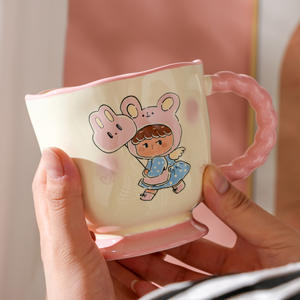 Taza de Cerámica con Tapa y Cuchara con Diseño de Chica de Dibujos Animados, Taza para Té y Café, Alto Valor Estético, Regalo para Mejores Amigas - Product Image 3