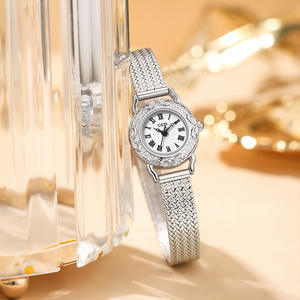 Reloj Elegante Pequeño Vintage con Grabado Navideño para Mujer, con Correa de Espiga, Diseño Dorado Pequeño de Alta Gama - Product Image 4