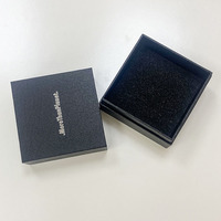 Boîte cadeau personnalisée écologique en cuir imprimé quatre couleurs à motif carré, avec couvercle noir et plateau en papier pour bijoux, ceintures et colliers
