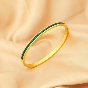กำไลข้อมือแฟชั่นสแตนเลสสตีลชุบทอง 18K สำหรับผู้ชายและผู้หญิง เครื่องประดับสำหรับโอกาสต่างๆ ประดับเพชรซิร์คอน เหมาะสำหรับเป็นของขวัญ - Product Image 2