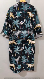 Bata tipo kimono con estampado de jungla negra para mujer, ropa de dormir de terciopelo de viscosa sin cuello y manga tres cuartos, informal de verano - Product Image 2