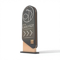 Pylône signalétique personnalisé avec logo et marque, lettres métalliques sur socle pour banques et institutions financières, signalétique directionnelle