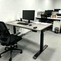 Bureau debout électrique motorisé à hauteur réglable avec cadre de levage à 3 niveaux – Bureau informatique moderne et minimaliste pour usage commercial et domestique