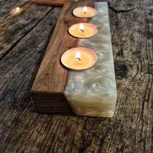 Portavelas Artesanal de Resina y Madera, Hecho a Mano con Madera y Resina de Alta Calidad, Diseño Elegante, Construcción Duradera - Product Image 5