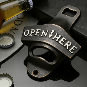 ที่เปิดขวดติดผนังแบบพวงกุญแจ ทำจากโลหะผสมสังกะสี พร้อมเคลือบทองแดงโบราณ และเคลือบด้วยฝาขวดเบียร์ - Product Image 1