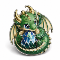 Badge émaillé personnalisé en forme de cheval de mer doré, motif solaire et bouclier bleu-vert, vente directe usine, idéal pour collections et cadeaux