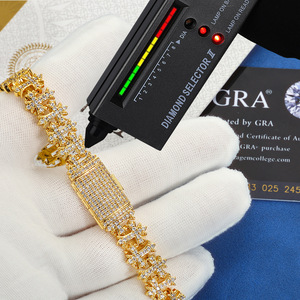 Bracelets cubains de luxe en moissanite VVS avec breloque croix, en argent S925 plaqué or 18 carats, entièrement sertis de pierres, avec fermoir déployant, pour la vente en gros B2B - Product Image 3