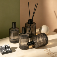 Diffuseur en verre à bâtonnets de rotin sans flamme, à l'huile essentielle végétale naturelle longue durée, pour une utilisation sûre et unifièrement rafraîchissante dans la chambre, le salon et la salle de bain.