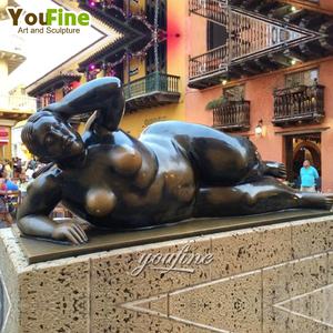 Sculpture de grande taille Femme allongée en bronze Botero pour rue piétonne - Product Image 1