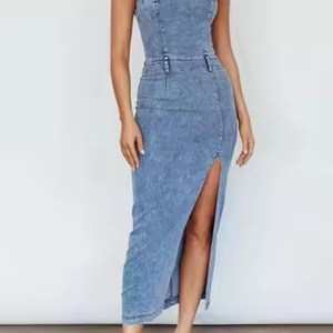 Vestido vaquero de verano de alta calidad al por mayor para mujer, sexy, con tirantes finos, cintura elástica y abertura, vestido midi de mezclilla. - Product Image 5