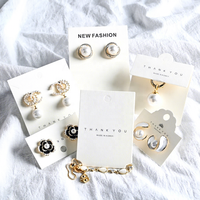 Label Kartu Anting-Anting Mode Italia Buatan Khusus Logo Bunga Putih Kunci Jepret Rantai Perhiasan Label Harga