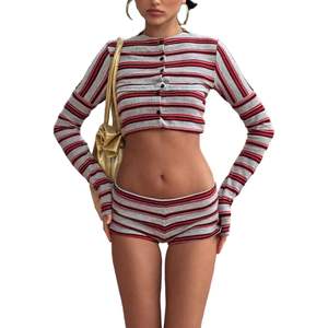Ensemble tricoté personnalisé 2026 pour femme : crop top rayé à manches longues et short avec détails boutonnés – Tenue streetwear - Product Image 1